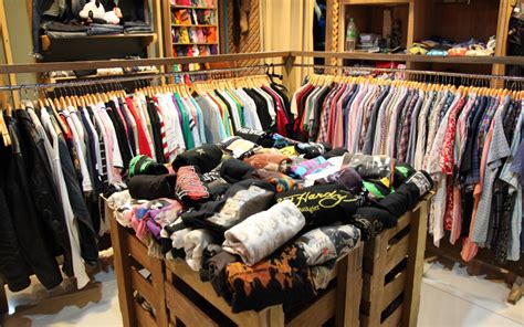 Dengan potongan baju dan jeans yang slim fit, jenama jefferson 'kena' dengan citarasa remaja di malaysia. Jangan terburu-buru… 5 tips beli barang bundle atau ...