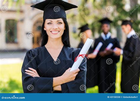 gelukkig om worden een diploma behaald stock foto image of camera achtergrond 43150330