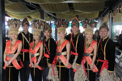 Tradisi tak akan luput ditelan zaman #arin atau watak utama tu my first cousin tw made with film maker play.google.com/store/apps/details?id=com.cerdillac.filmmaker baju tradisi suku kaum dusun. Kadazan-Dusun : Ethnic Background