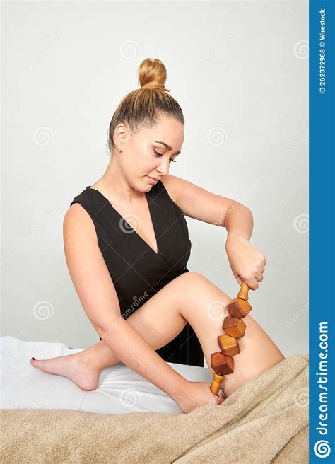 Masajista Profesional Masajeando A Su Cliente Femenina Foto De Archivo