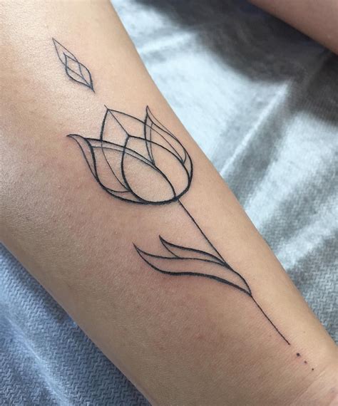 Tulip flower tattoo meaning depending on the color design. For Laila | Tulip tattoo, Geometric tattoo, Tattoos