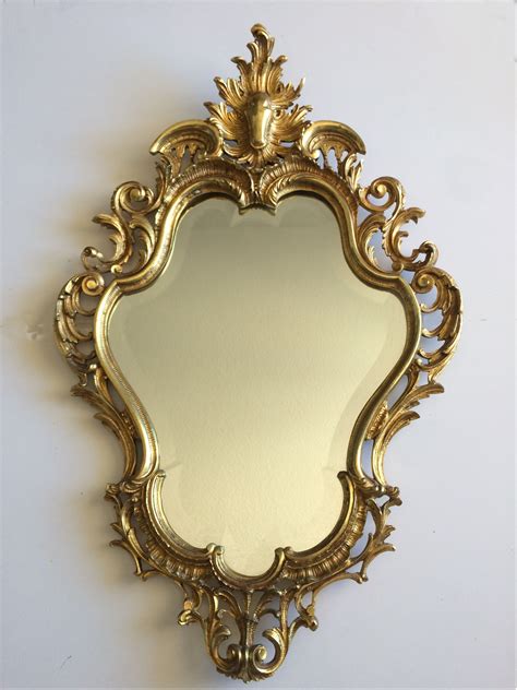Grand miroir baroque en métal doré - épique-époque