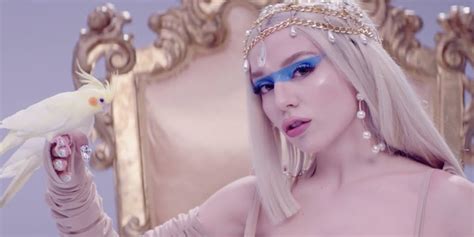 Ava Max Reigns In ‘kings And Queens Music Video Watch Ava Max