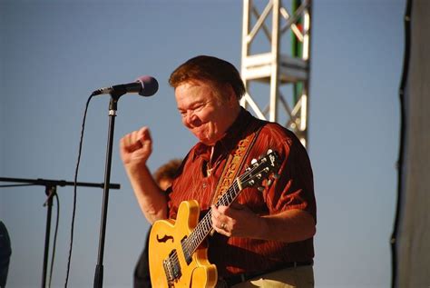 Country Music Legend Roy Clark Dead At 85