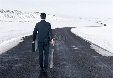 Lovepik صورة  500579477 Id خلاق بحث صور رجل محترف يمشي على الطريق
