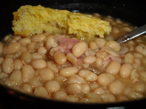 Easy weeknight or weekend dinner to serve up with cornbread or garlic bread. White Bean Soup With Ham Recipe - Genius Kitchen