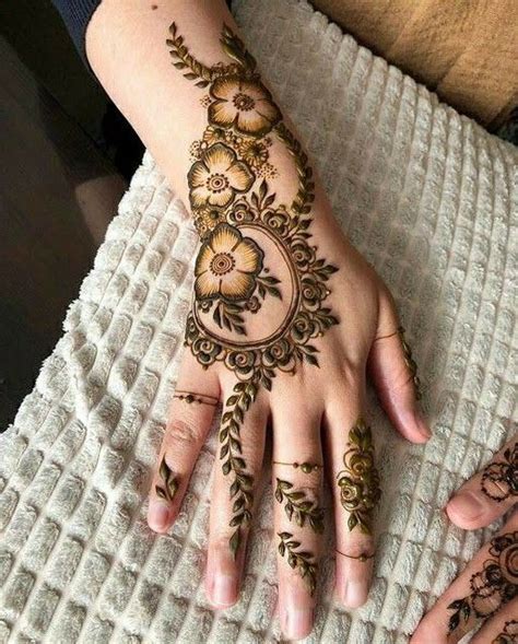 Pin By Huma Rasheed On Mehndi In 2020 Henna Designs Hand Latest