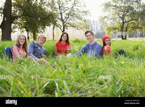 Cinco Adolescentes Sentados En El Campo Vertical Fotograf A De Stock