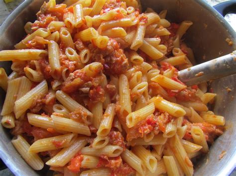Se pone a hervir agua y cuando esté hirviendo se añade la sal. Macarrones con tomate y atún Thermomix - La Juani de Ana ...