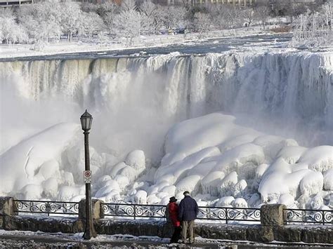 Niagara Falls Froze In Polar Vortex Niagara Falls Frozen Niagra Falls Places To Travel