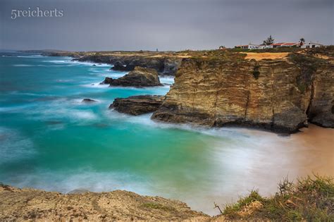 De geleidelijk smaller wordende baai vormt een. Die Klippen von Porto Covo, der Strand Gale und ...