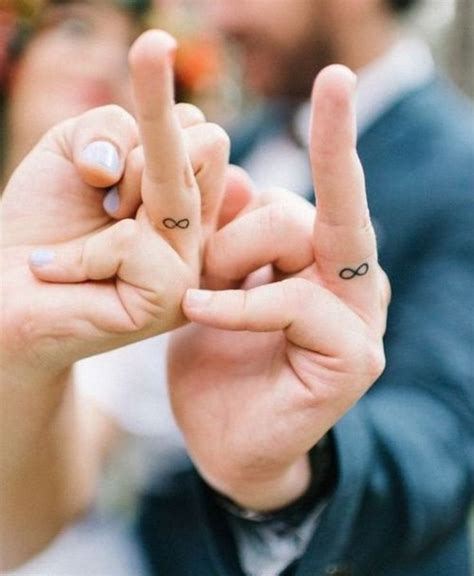 Finger tattoos provide couples and friends with a simple way of expressing their love and appreciation for each other. 25+ bästa Couple Tattoo Ideas idéerna på Pinterest