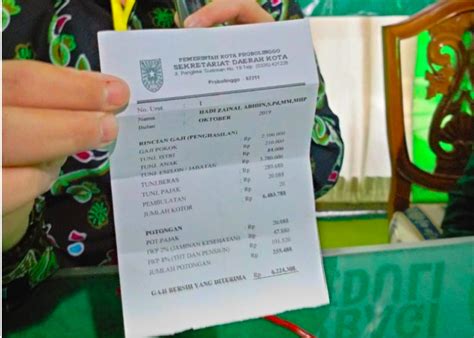 Berapa gaji pns terbaru 2019 / 2020. Wali Kota Probolinggo Habib Hadi Sumbang Gaji 16 Bulan ...