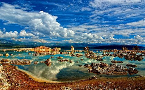 Hermoso Fondo De Escritorio Hd Lake Rock Y Nubes Blancas Cielo Azul