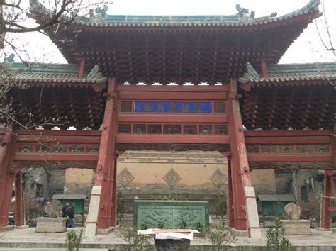 Перевод '清真寺' с китайского на русский: 回民街吃完，大清真寺体验独特的园林式建筑风格!