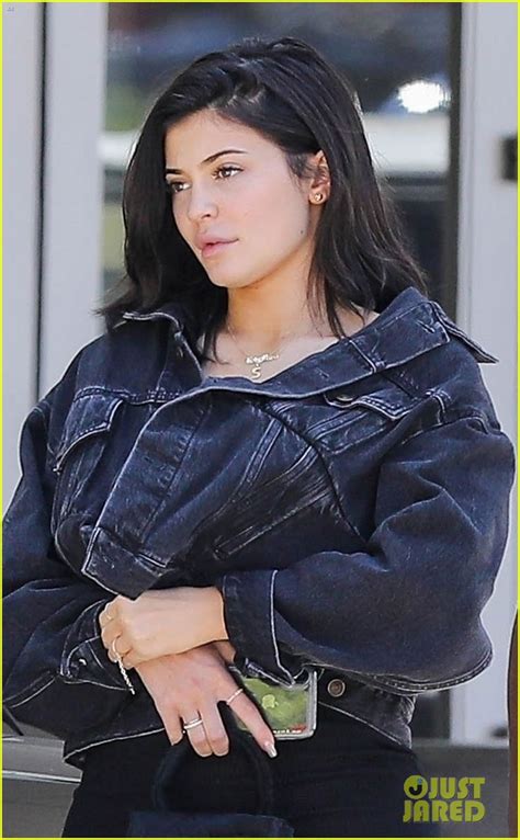 Kylie Jenner Returns To Los Angeles Goes Makeup Free Photo 4106978