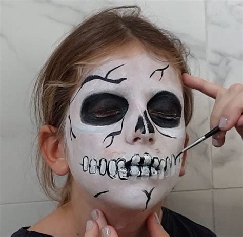 Maquillage squelette pour Halloween [VIDEO]