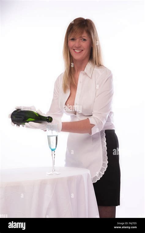 Kellnerin In Sexy Uniform Enthüllt Bh Gießen Ein Glas Sekt Stockfotografie Alamy