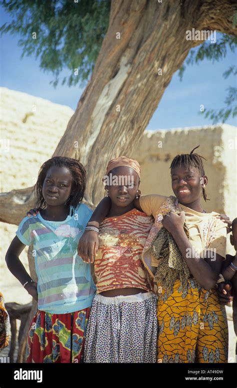 Local Village Girls Niger River Mali West Africa Stock Photo Alamy