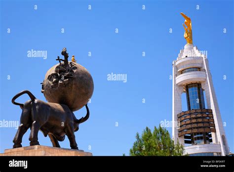 Turkmenistán Ashgabat el terremoto estatua Memorial y el Arco de la