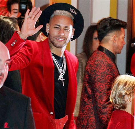 Depois da polêmica festa de carlinhos maia, neymar planejou uma festa de réveillon de cinco dias, para cerca de 500 convidados. Em festa de aniversário, Neymar declara tô solteiro de novo e é flagrado em clima de intimidade ...