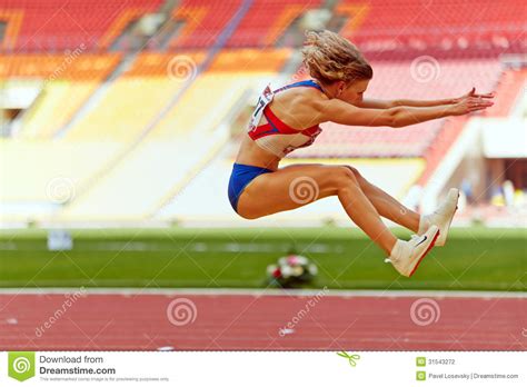 el atleta de sexo femenino hace salto de longitud fotografía editorial imagen de arenero