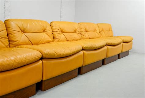 The sofa offers a great seating comfort and is a high quality german product manufactured in the 1970s. Modulares dunkelgelbes Mid-Century Leder Sofa Set von ...