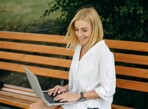 Hobbyhuren aus deiner region wollen poppen.hausfrauen sex, studentinnen, gay, bizarr. Junge frau mit laptop-computer und smartphone. schöne ...