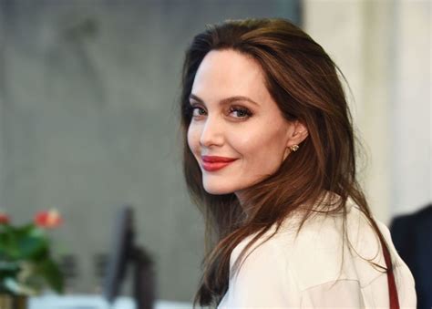 angelina jolie nu uita sa fie o mama cool actrita filmata in timp ce dansa impreuna cu fiica