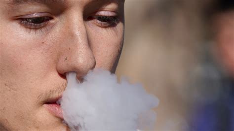 Desantis Vetoes Controversial Vaping Bill Leaves Floridas Smoking Age