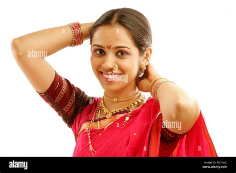 South Asian Indischen Maharashtrian Mädchen Tragen Traditionelle Navwari Sari Geeigneten Schmuck