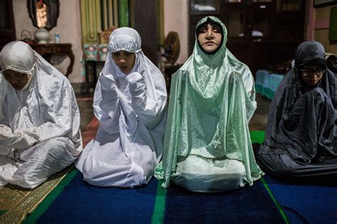 Transgender Muslims Find A Home For Prayer In Indonesia The New York Times