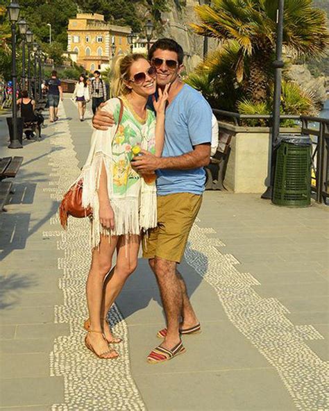 Laura Cosoi Poze Romantice Din Vacanţa în Italia Flash News Vivaro