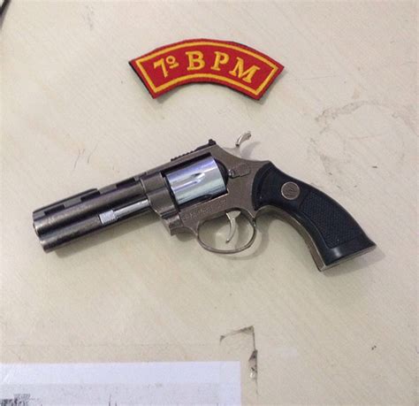 Após abordagem ao ônibus, a polícia encontrou com os menores um simulacro de arma de fogo e uma faca. Lagarto Notícias