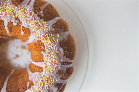 19 ﻿﻿ avoiding or limiting foods high in these types of sugars may help reduce the symptoms and severity of gout. The ULTIMATE List Of 14 Foods To Avoid With Gout
