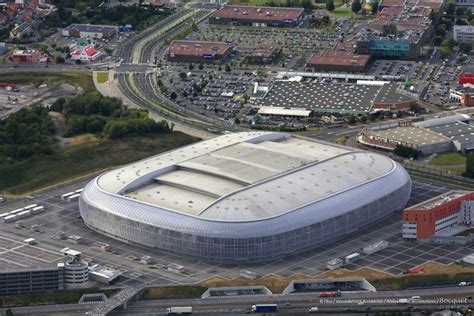 At the end of this huge and complex project the stadium roof rises 52m above the pitch and the circumference of the building is 1km. Lille Stadium - roof closed | Estadio deportivo, Estadio ...