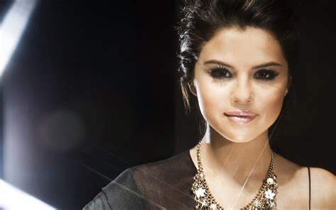Popular Pop Singer Selena Gomez Wallpapers And Images Wallpapers