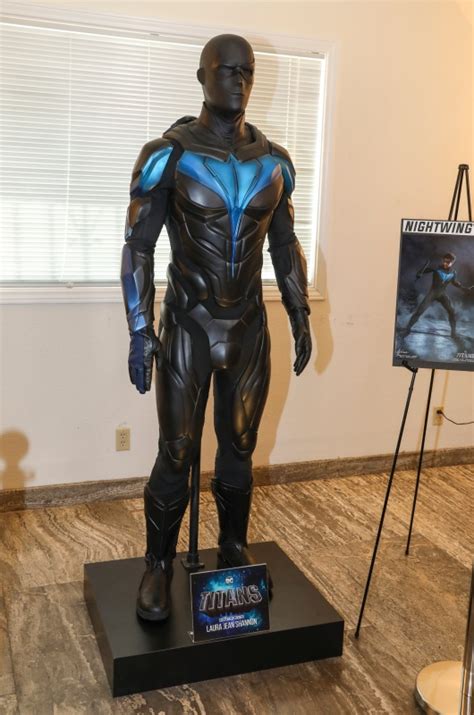 first look at nightwing costume set to debut in titans season two finale the mary sue