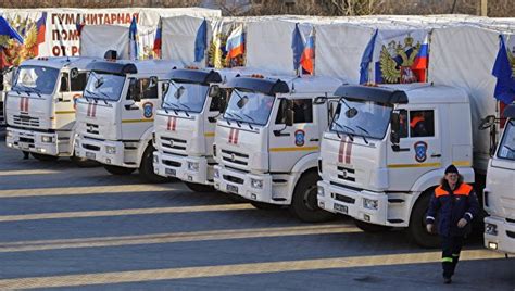 Машины МЧС РФ доставили гуманитарную помощь в Донецк и Луганск в