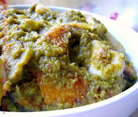 Rebus atau kukus cabai hijau besar, cabai hijau keriting, cabai rawit hijau, bawang merah, bawang putih dan tomat hijau sampai cukup lunak sekitar 10 menit. Resepi Ikan Sambal Hijau ~ Resep Masakan Khas