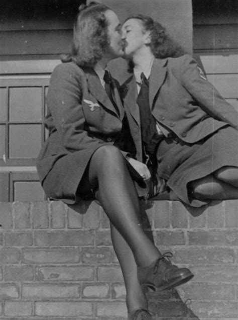 Wlw Kiss And Wlw Kiss Vintage Lesbian Lesbian Cute Lesbian Couples