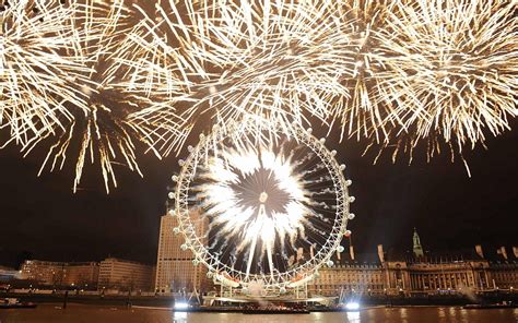 New Years Eve London Fireworks Display Ushers In 2012 Daily Mail Online