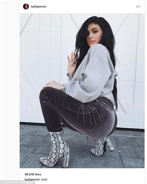 Kylie Jenner Shows Off Her Curves In Velour Sweatpants Daily Mail Online