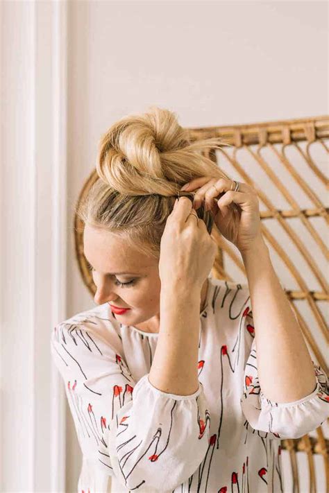 15 Easy Messy Bun Tutoriels And Quick Updo Hairstyles Ohmeohmy Blog