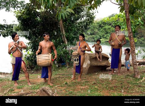 Niños Embera Fotografías E Imágenes De Alta Resolución Alamy
