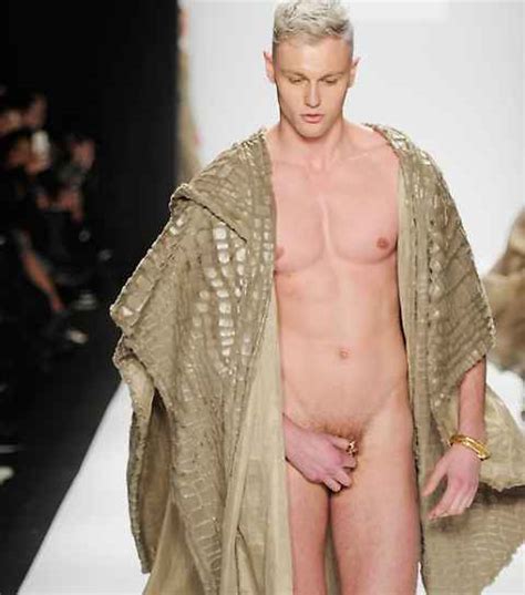 Uomo Nudo In Passerella 50 Sfumature Di Michael Costello Mode