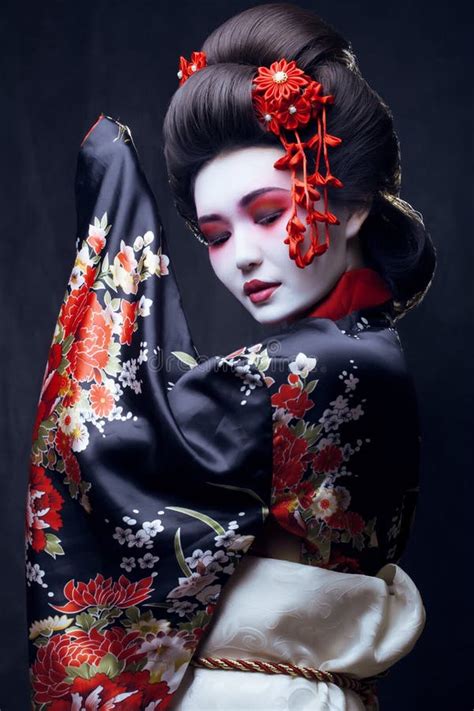 jeune joli geisha dans le kimono image stock image du fond porcelaine 43374801