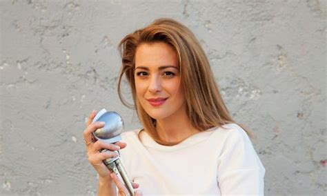 Αγίου αλκιβιάδου μάρτυρος, οσίου γερασίμου νέου ασκητού, αγίου διομήδου μάρτυρος, εύρεση τιμίων λειψάνων αγίων σεραφείμ και σαράντη, άγιος απόστολος ο νέος (άγιος λαυρέντιος πηλίου. Νατάσα Μποφίλιου: Σε ηλικία 16 ετών τραγουδά σε σχολική ...
