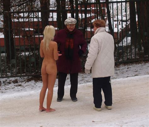 【画像あり】海外の街中にいるこういう奇跡の全裸美女ww ポッカキット