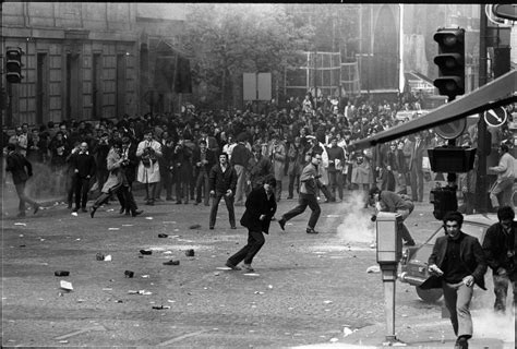 Máj 1968 v paríži bola vlna štrajkov vyvolaná revoltou študentov sorbonny v nanterre a v paríži, ktorá spôsobila vážnu vládnu krízu. Archives: Événements de mai 68, témoignages | RFI SAVOIRS